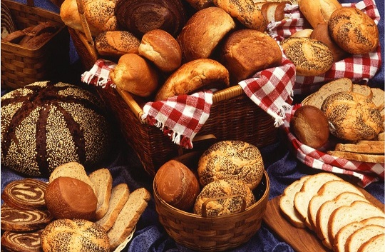 verschiedene Brotsorten symbolisch für Kohlenhydrate