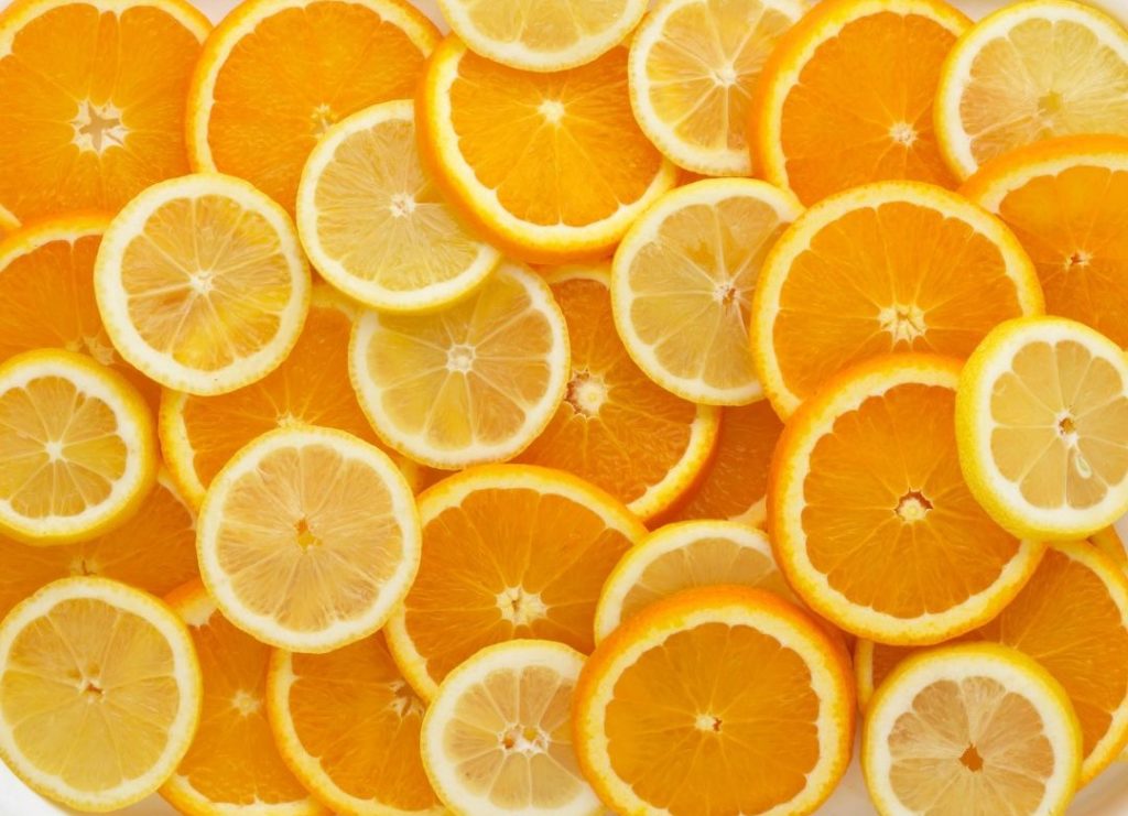 Orangen und Zitronen sind natürliche Vitamin C Quellen