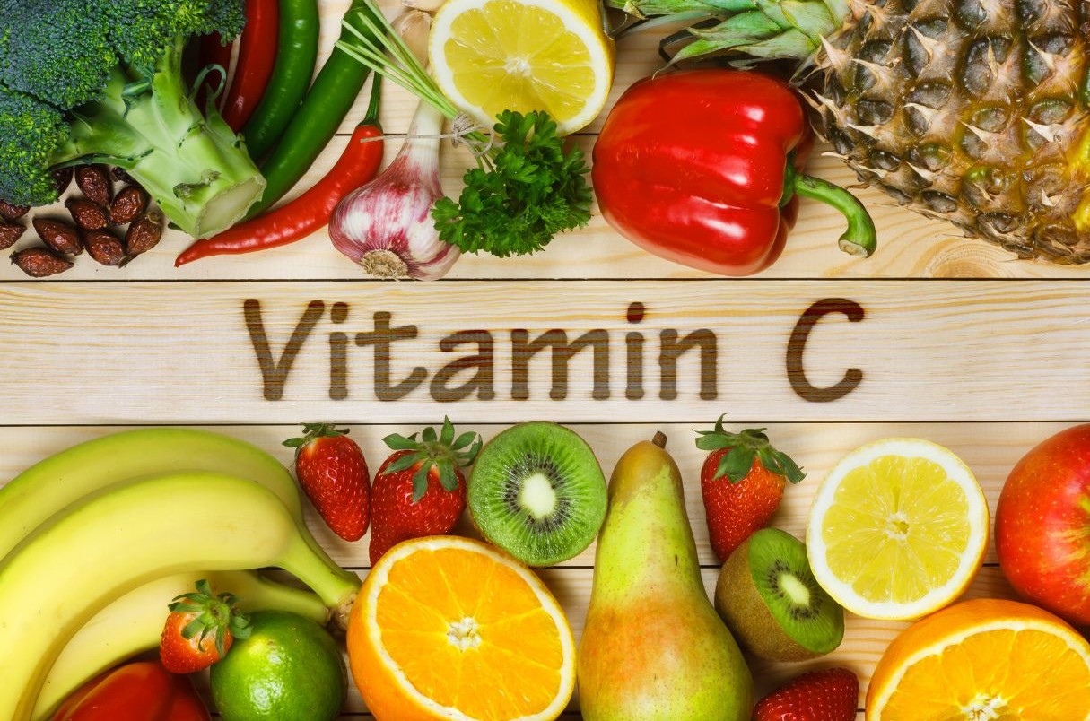 Kollage mit Vitamin C haltigen Nahrungsmitteln und Text