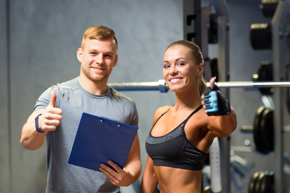 sportlicher Mann und Frau symbolisieren Fitnessstudio mit Betreuung