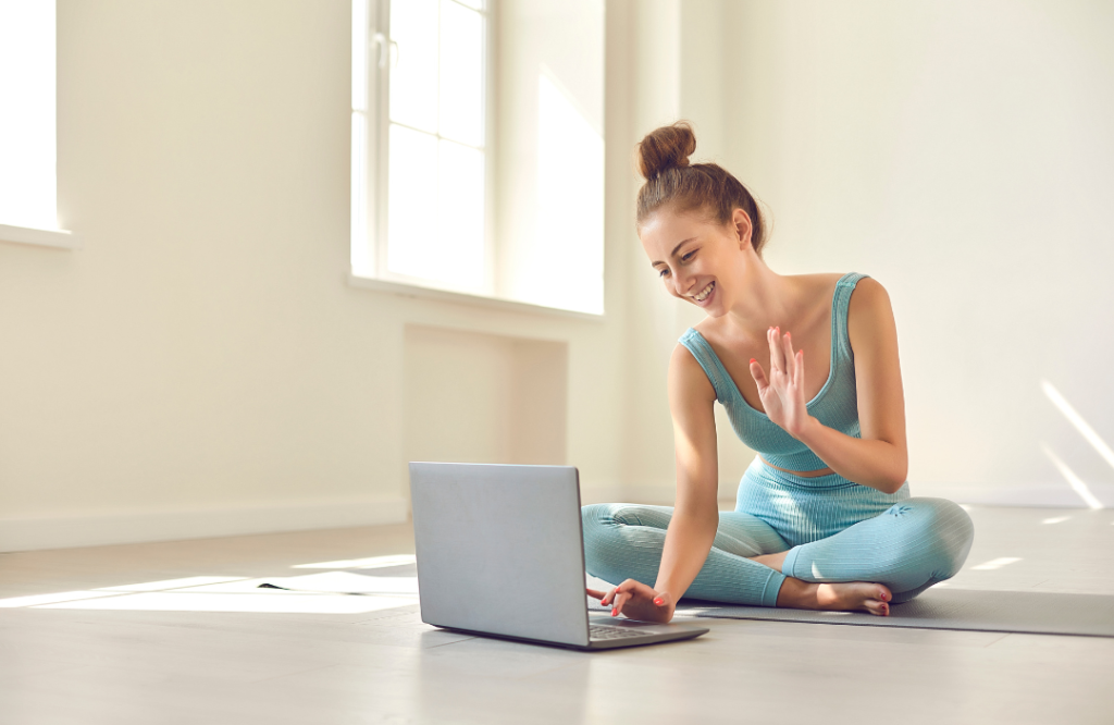 Frau macht online abnehmen und Fitness im 5-Wochen-Programm am PC