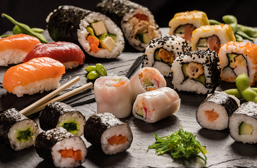 verschiedene Sushi Varianten auf einer Platte