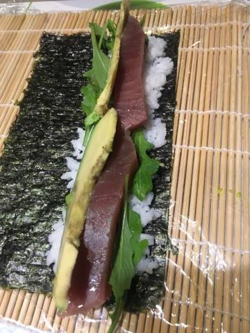 Nori Blatt belegt mit Thunfisch und Avocado für selbstgemachtes Sushi