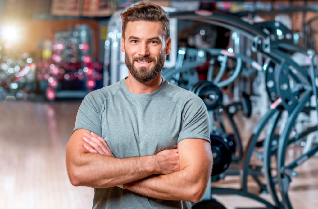 sportlicher Mann im Gym will seine Muskelmasse steigern