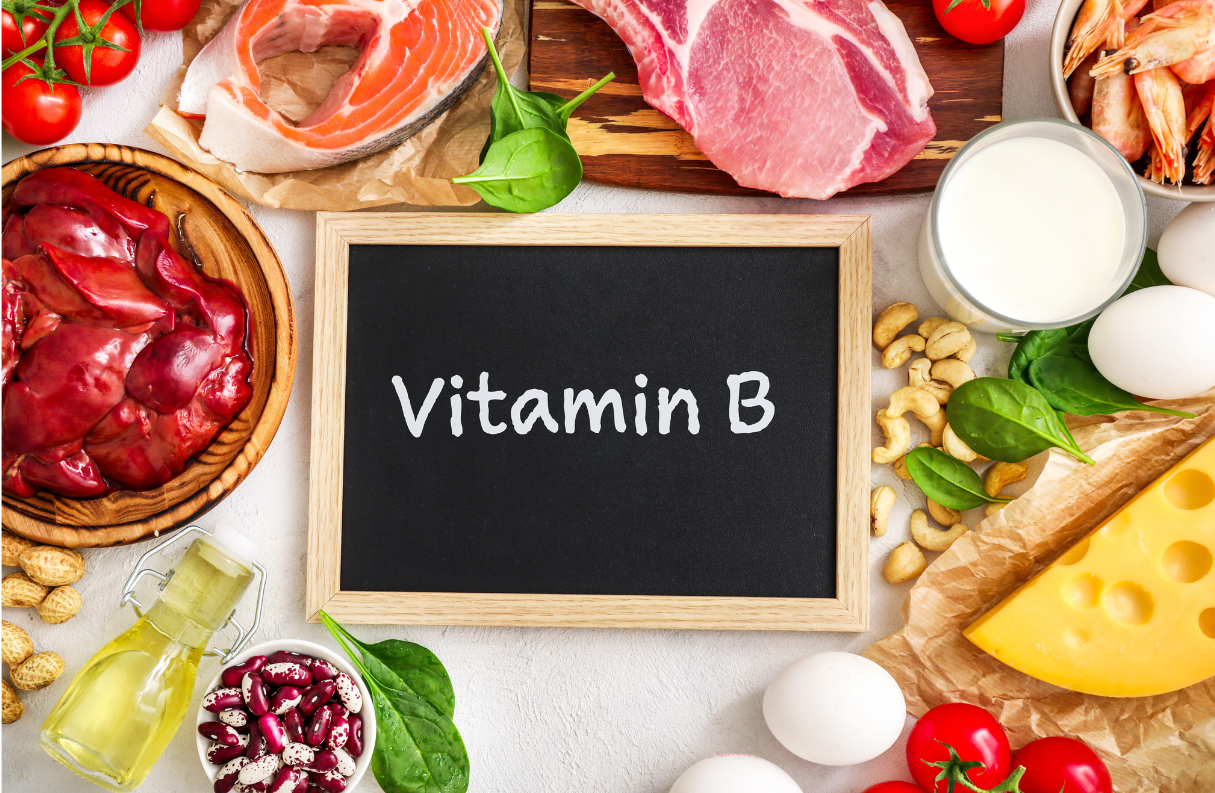 B-Vitamine Kollage mit natürlichen Quellen und Text mittig