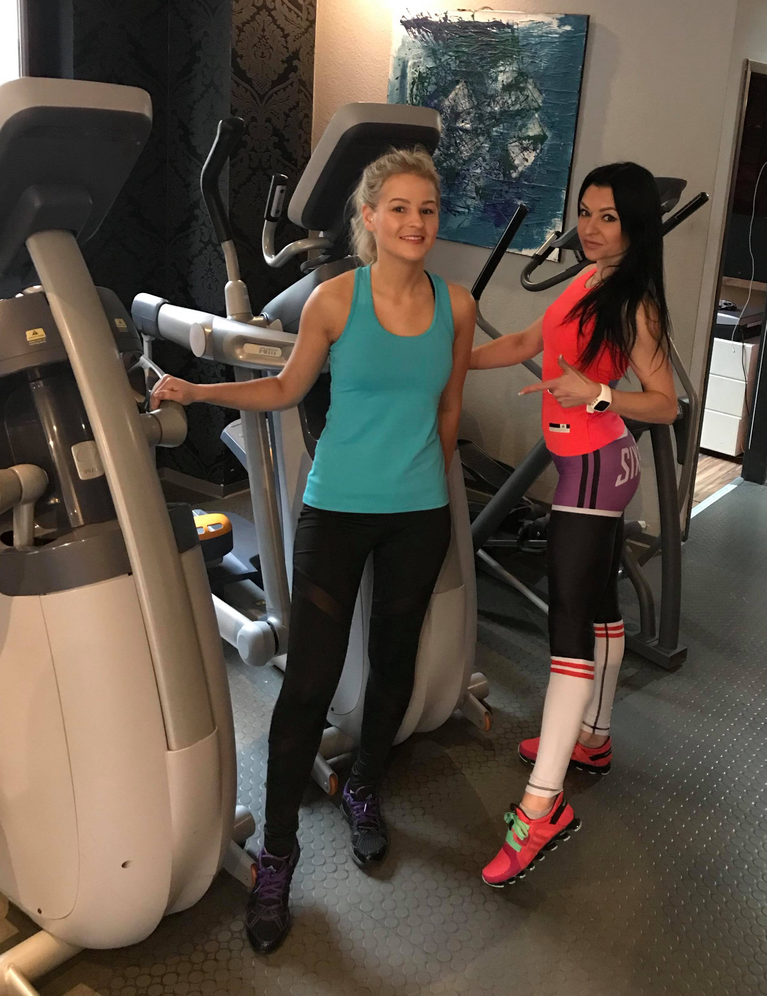 russische Fitnesstrainerin Oxana mit einer russischen Kundin im Fitnessstudio Studio21
