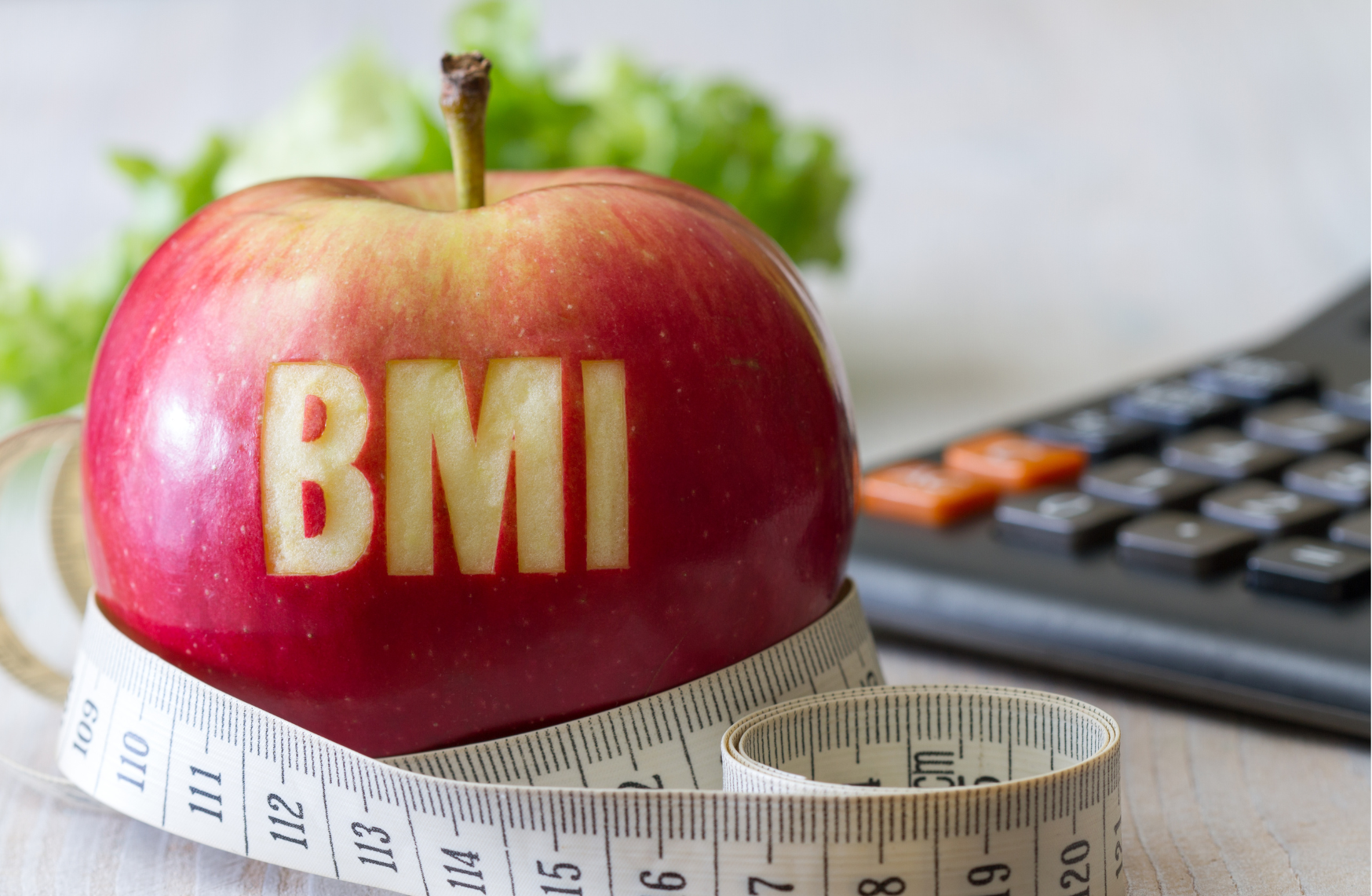 Welcher BMI ist normal - symbolisiert durch Apfel und Maßband