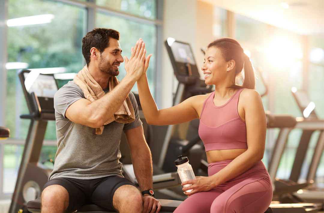 Fitnesscouple im Gym nutzt Kurse und Gerätetraining