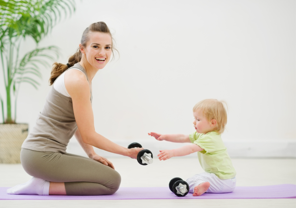 Mutter mit Baby nutzt barrierefreies Fitnessstudio mit Kinderwagen
