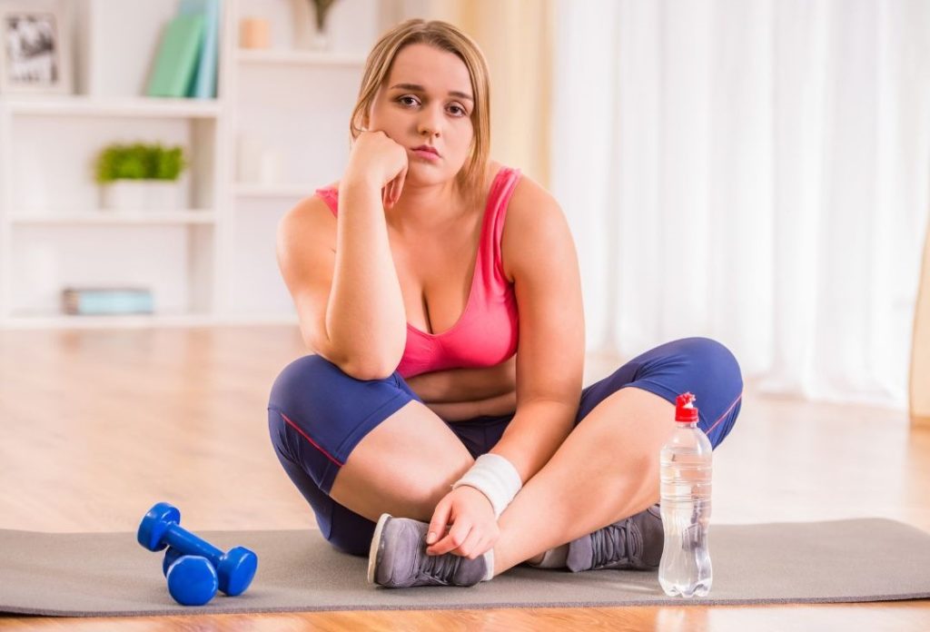 übergewichtige frustrierte Frau will schnell Gewicht verlieren