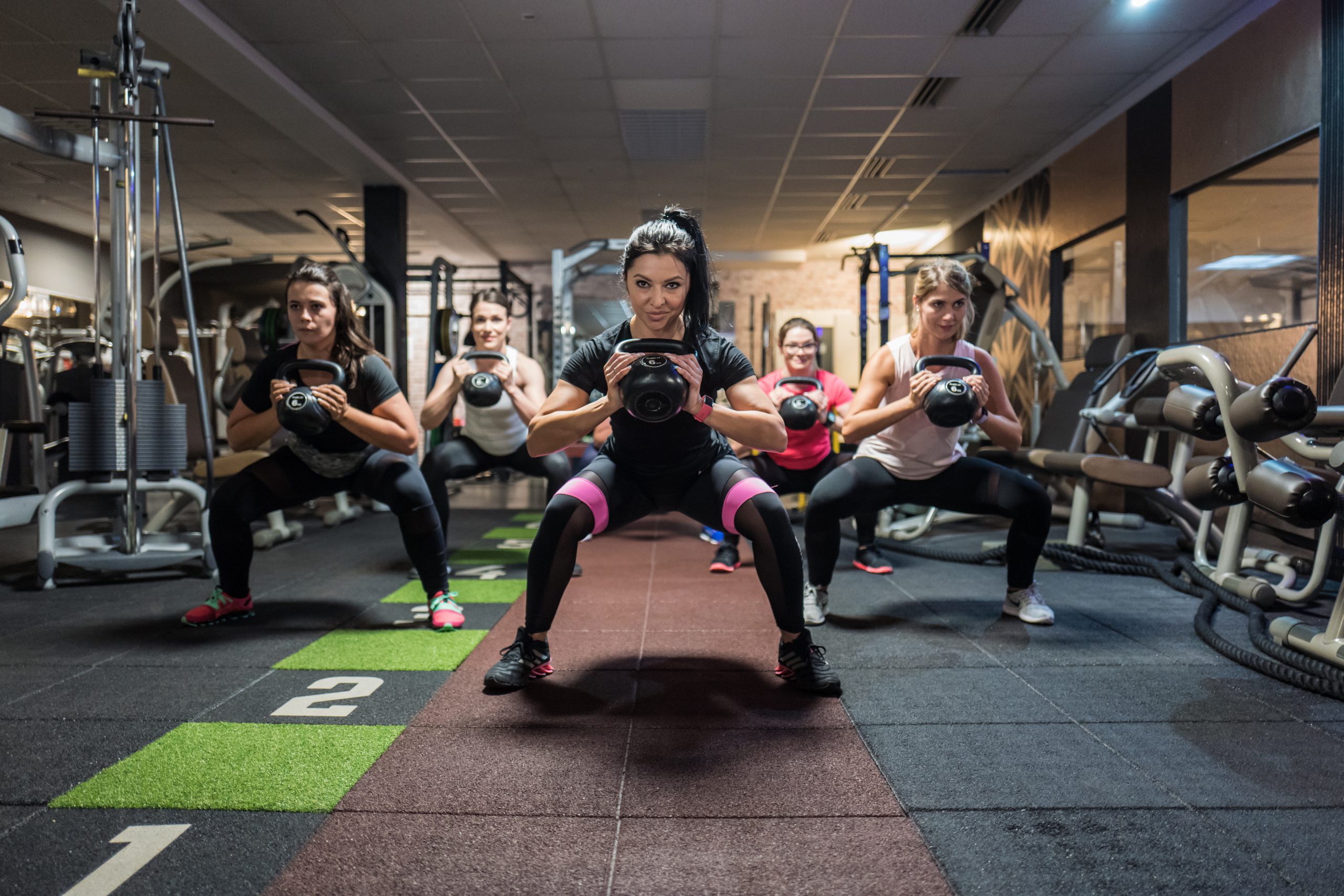 Fotoshooting im Studio21 in Nürnberg mit Fitness Model Oxana und einigen sportlichen Mädels auf der Trainingsfläche