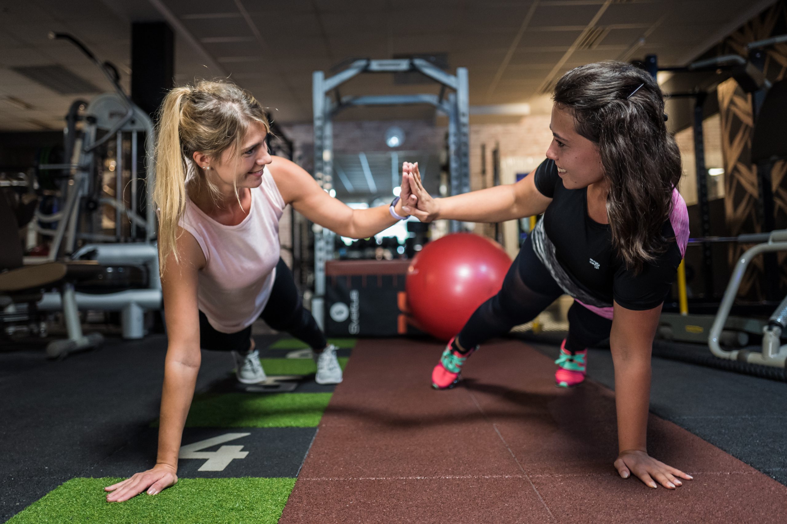 Zwei sportliche Mädels beim Fotoshooting im Fitnessstudio Studio21 in Nürnberg