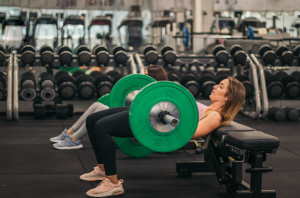 Frau macht Hip Thrust im Gym als Potraining