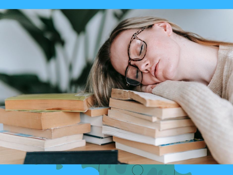 Frau schläft auf Büchern ein und symbolisiert Müdigkeit durch Long Covid