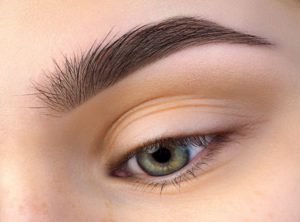 Hyaluron wichtig für Augen, dargestellt diurch Nahaufnahme Auge einer Frau