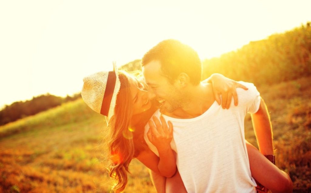 verliebtes Paar in der Sonne tankt Vitamin D für den Kinderwunsch