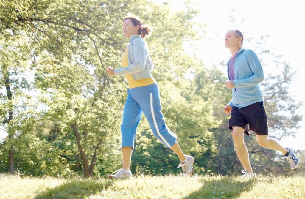 Paar joggt in der Natur und unterstützt damit die Leberkur