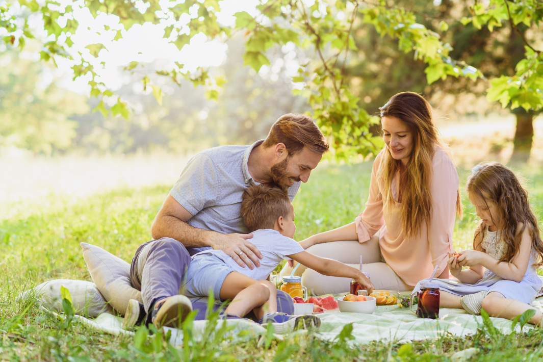 glückliche Familie beim Picknick symbolisiert Kinderwunsch