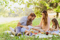glückliche Familie beim Picknick symbolisiert Kinderwunsch