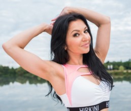 Fitness Model Oxana am Strand mit schönen Haaren dank Haar Vitamine