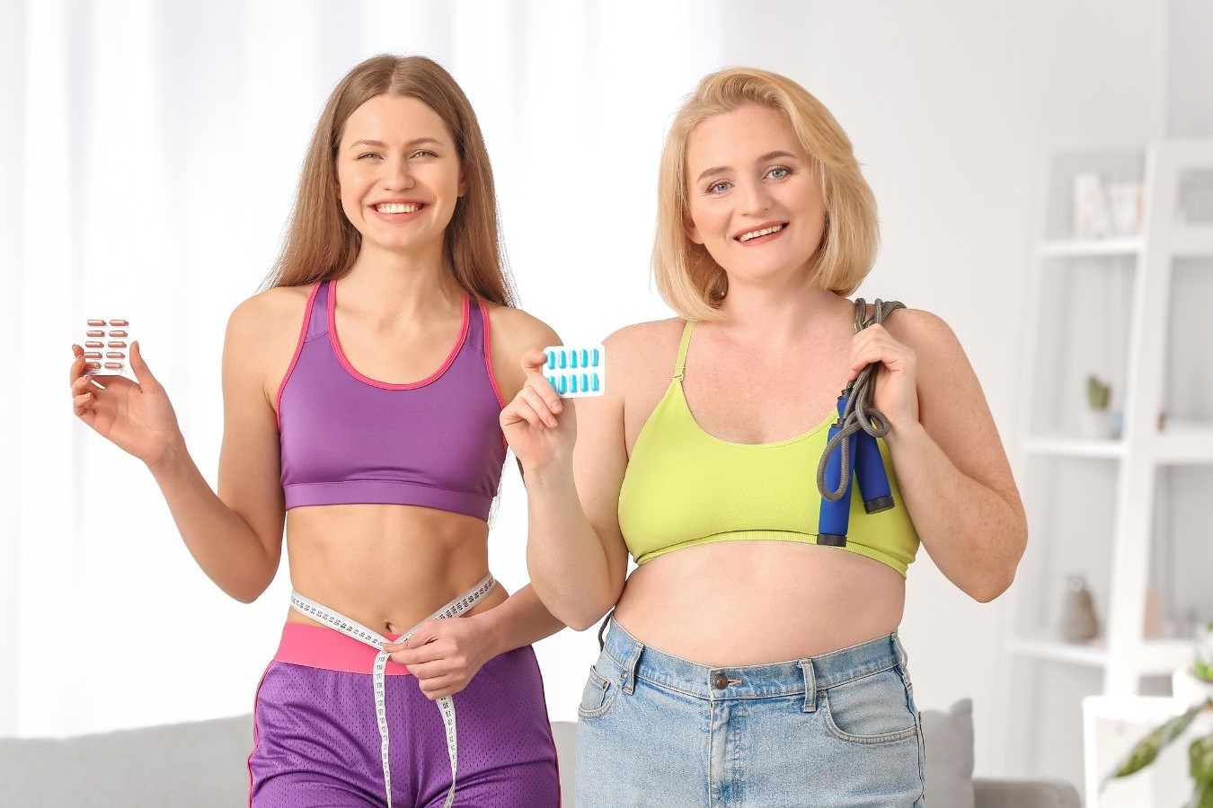 zwei Frauen sportlich angezogen mit Tabletten zum Abnehmen in den Händen