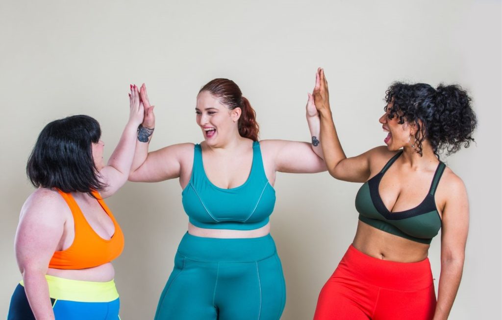 drei übergewichtige Frauen beim Sport sind glücklich