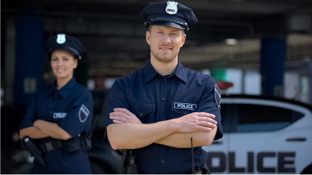 zwei Polizisten symbolisch für Sporttest Polizei Nürnberg