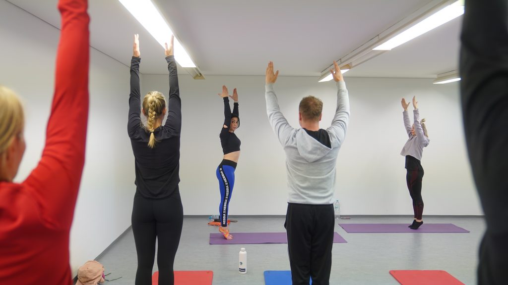 Oxana Hegel trainiert die Polizei in Nürnberg mit Pilates