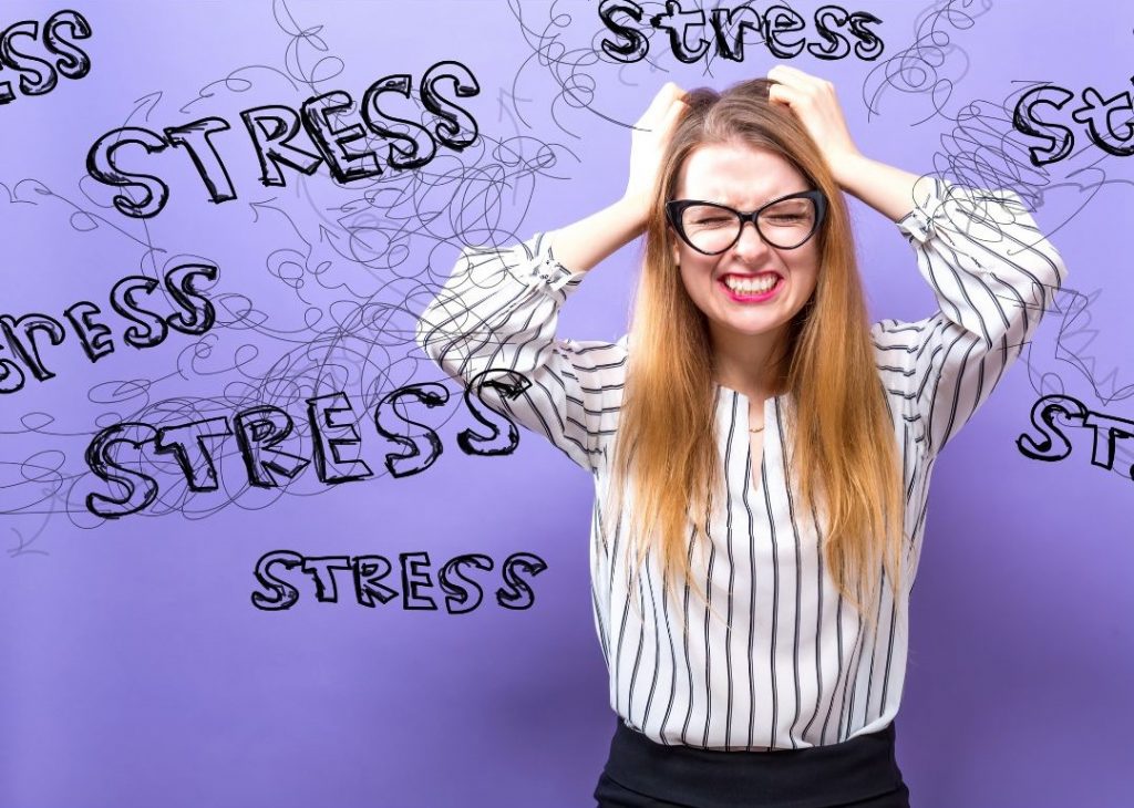 Schnell Abnehmen durch Vermeidung von Stress, durch gestresste Frau dargestellt