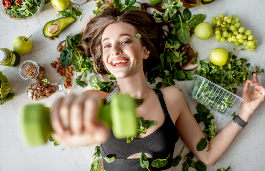 5 Kilo in 5 Wochen abnehmen symbolisiert Frau mit Hantel und Salat