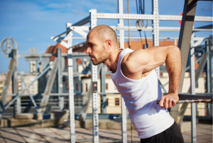 hartes Workout eines Mannes symbolisiert Training während Shred-Diät