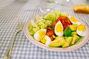Diät Rezepte - Avocado Salat mit Ei und Tomaten