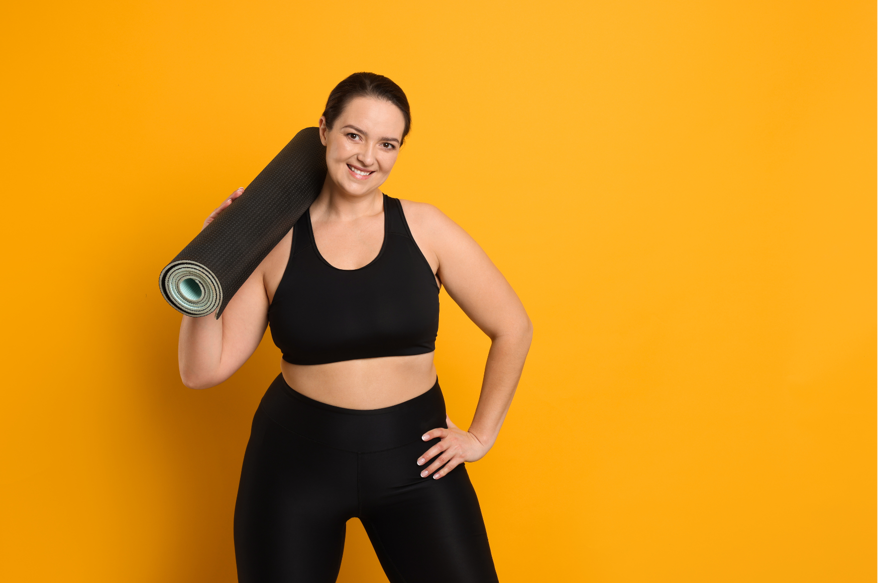 Übergewicht durch kräftige Frau mit Pilates Matte symbolisiert