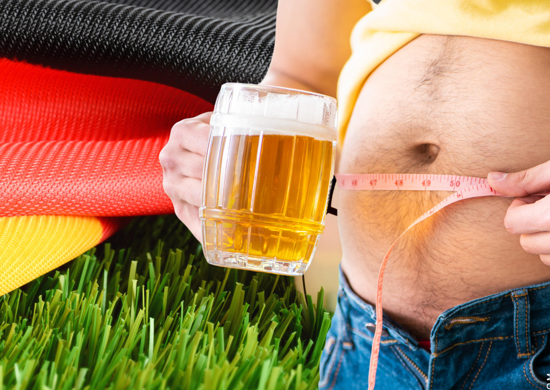 Mann mit Bierbauch und Bier vor Deutschland Fahne