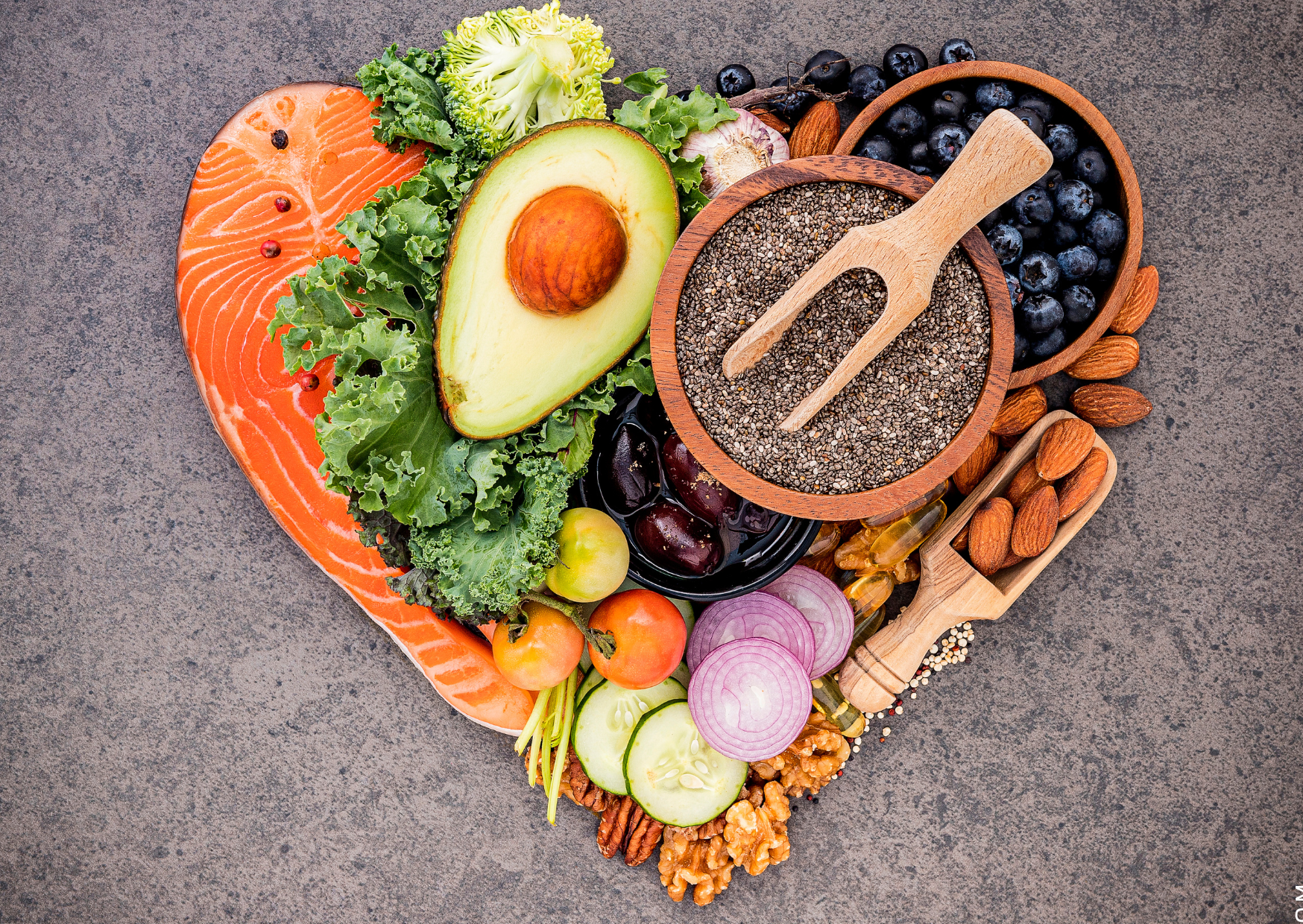 Ernährungsumstellung symbolisiert durch gesunde Lebensmittel in Herzform angeordnet
