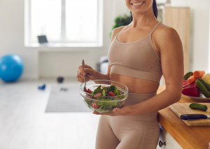 Clean Eating symbolisiert von sportlicher Frau mit Salat