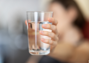 Glas Wasser hilft bei Heißhungerattacken