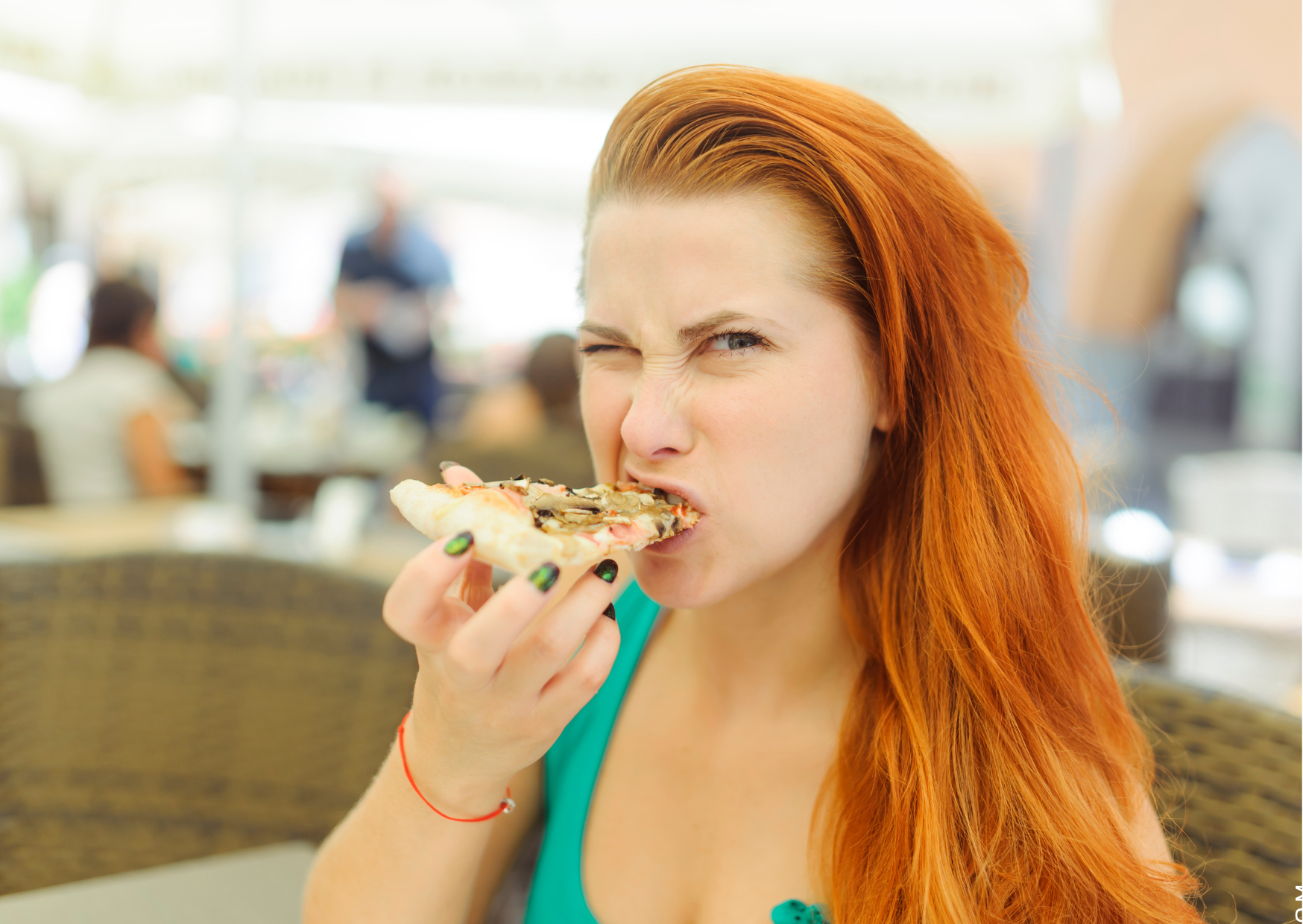 Hunger reduzieren symbolisiert von Frau mit Pizza
