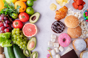 Kalorienbomben versus Obst als Kollage gegenübergestellt