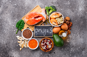 Omega-3 hilft beim Abnehmen, dargestellt durch verschiedene Lebensmittel