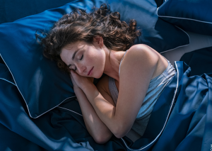 ausreichend Schlaf ist positiv für Stoffwechsel symbolisiert von schlafender Frau