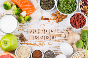 Abnehmen mit Superfoods durch Kollage mit gesunden Nahrungsmitteln dargestellt