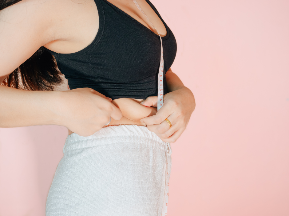 Abnehmen am Bauch dargestellt von Frau mit Hüftspeck