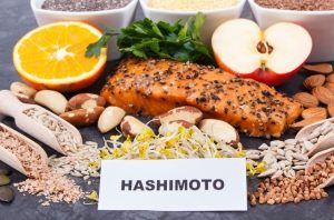 Abnehmen mit Hashimoto dargestellt mit passenden Nahrungsmitteln als Kollage