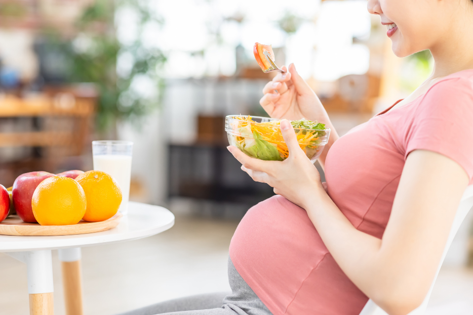 Ernährungsplan für Schwangere symbolisch dargestellt von Frau