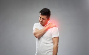 Erste Hilfe bei Gelenkschmerzen dargestellt von Mann mit Nackenschmerzen