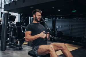 Sportler haben erhöhten Vitamin E Bedarf dargestellt von Mann im Gym