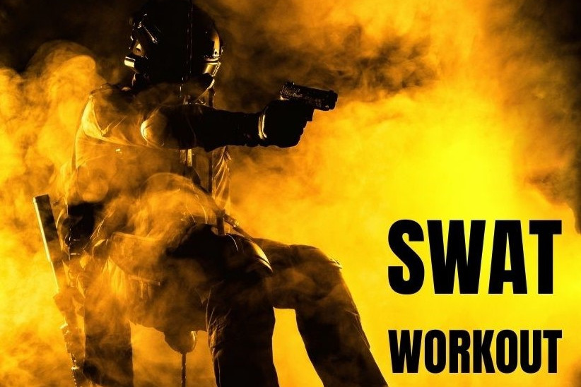 SWAT Workout dargestellt von springenden Polizisten durchs Feuer