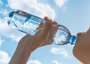 viel trinken hilft gegen Wassereinlagerungen im Sommer