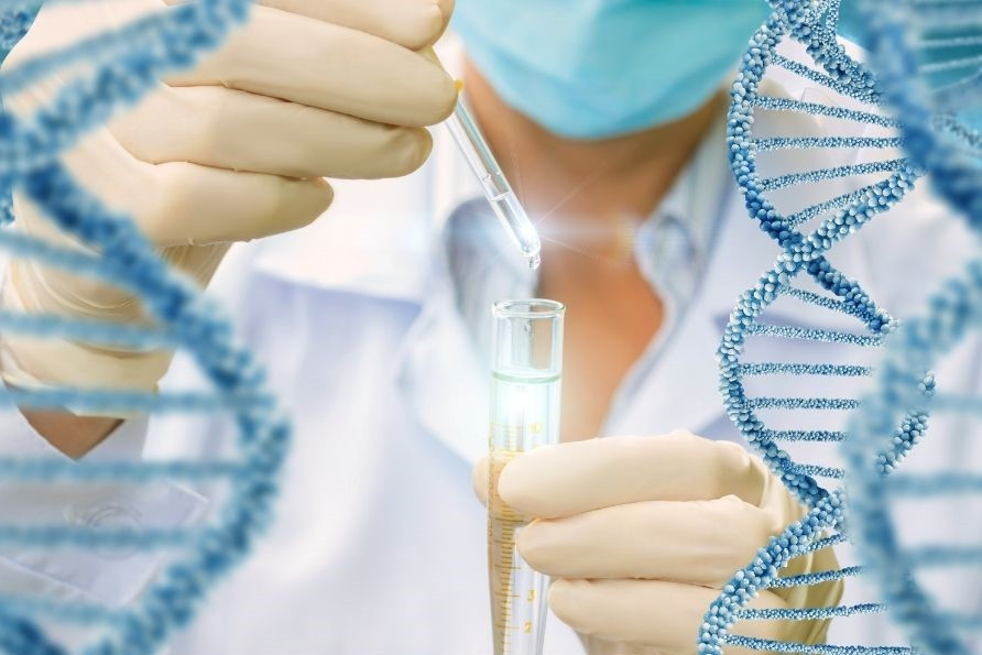 Personalisierte Ernährung dargestellt durch Labor mit Arzt und DNAs